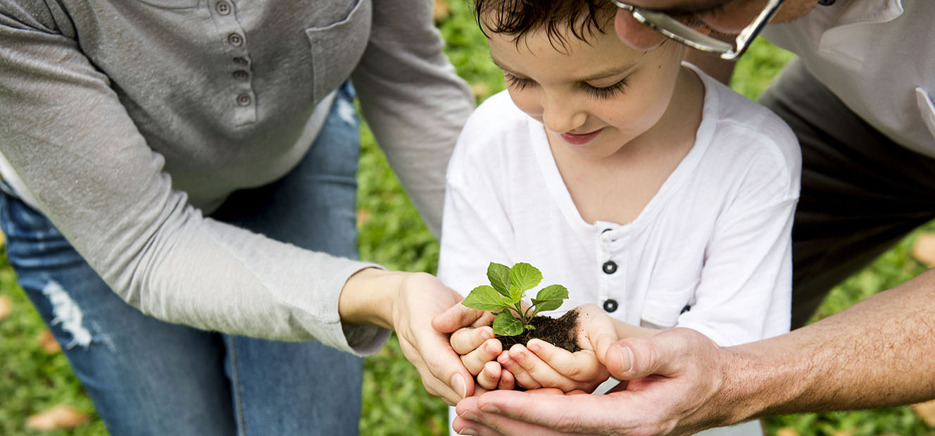 Banner do projeto Adote uma Árvore, uma iniciativa da Associação Verde Esperança para promover o reflorestamento de áreas degradadas e proteção de nascentes, com paisagem natural ao fundo.