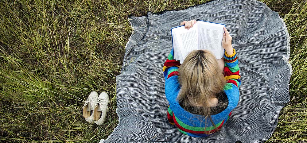 Banner do projeto Raízes Literárias da Associação Verde Esperança, com chamada para selo editorial e biblioteca comunitária voltados à literatura ambiental e saberes populares.